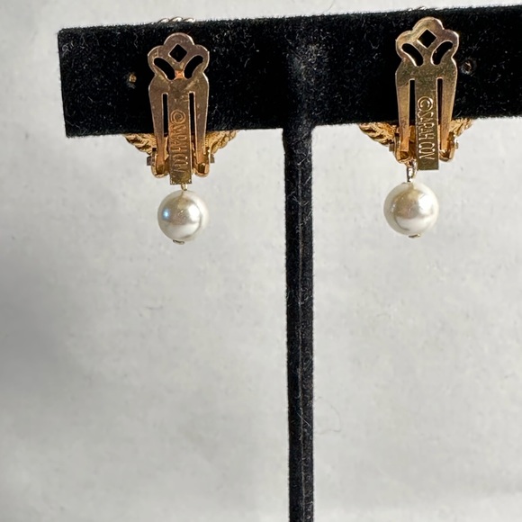 Sarah Coventry Set Gold Tone Red Enamel clip-on Earrings and matching brooch - Picture 6 of 7